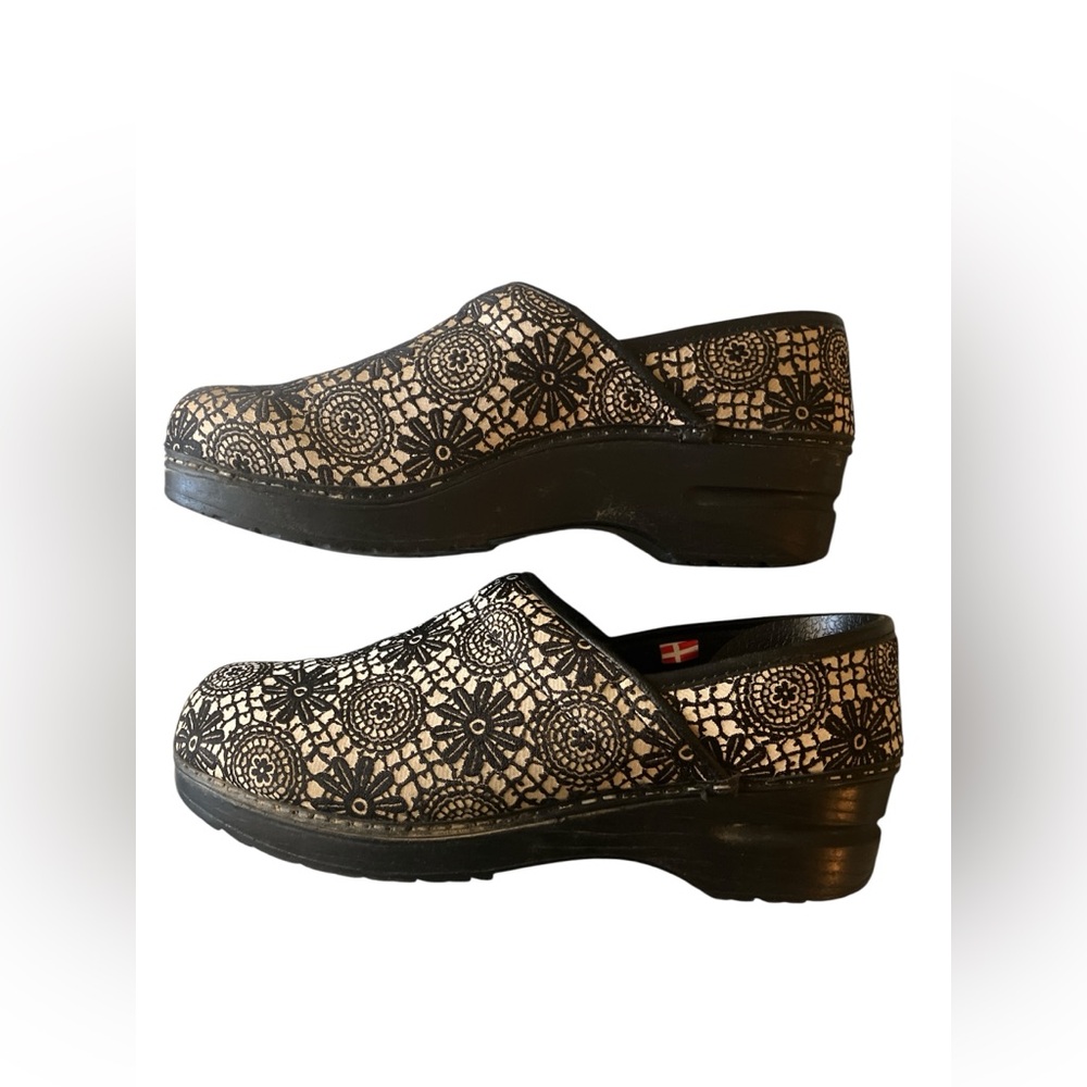 Sanita Clogs Size 38 US 8.5-9 Floral Lace Embroidered Slip On Comfort Fall